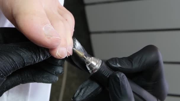 Manicure Pedicure Manicurist Woman Removes Gel Shellac Polish Clients Nails — Stock Video