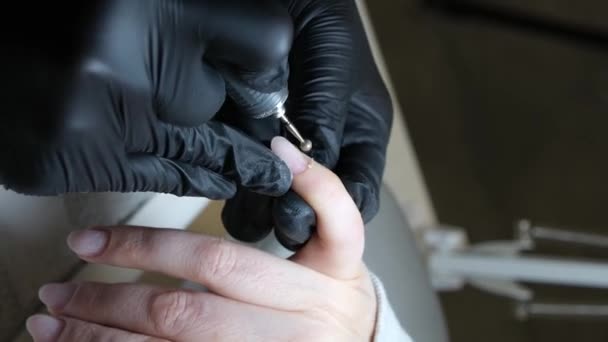 Manicure Pedicure Manicurist Kobieta Usuwa Lakier Żelowy Szelak Paznokci Klientów — Wideo stockowe
