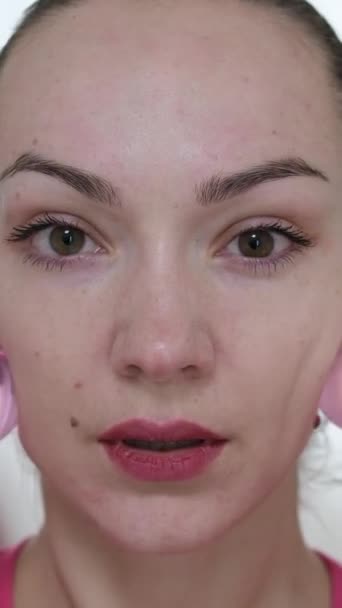 Zbliżenie Ręce Kosmetologa Umieścić Białą Maskę Twarzy Dziewczynie Przez Pędzel — Wideo stockowe