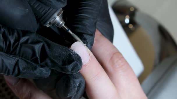 修指甲和修指甲的妇女在修指甲前使用修指甲机从客户指甲中取出胶乳抛光剂 美容师用修指甲机去除旧的清漆 去除凝胶 — 图库视频影像