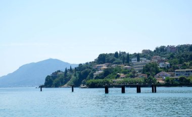 Yunanistan 'ın Korfu adası Vlacherna Manastırı üzerinden kalkan ve karaya inen sudaki manastır. 