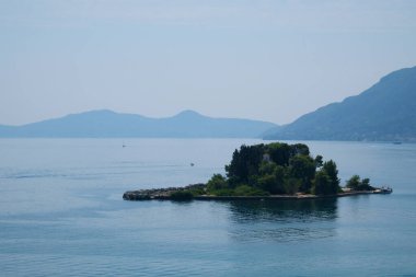 Yunanistan 'ın Korfu adası Vlacherna Manastırı üzerinden kalkan ve karaya inen sudaki manastır. 