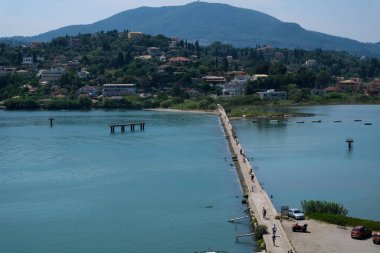 Yunanistan 'ın Korfu adası Vlacherna Manastırı üzerinden kalkan ve karaya inen sudaki manastır. 