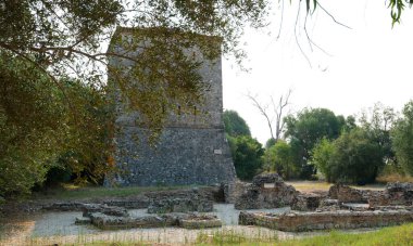 Arnavutluk 'un Butrint Ulusal Parkı' ndaki Büyük Bazilika kalıntıları. Butrint Life 'daki Triconch Sarayı tarihi ortaçağ Venedik Kulesi' nin sarayındaki tarihi bir Roma evinin ölümü. Yüksek kalite