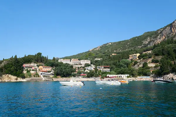Yunanistan 'ın Korfu adası Vlacherna Manastırı üzerinden kalkan ve karaya inen sudaki manastır. 