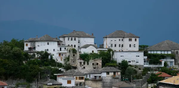 Güney Arnavutluk 'un Cirokaster kenti. Eski Şehir, UNESCO 'nun Dünya Mirası Bölgesi' dir. Mimari Binaların Kapanışı.