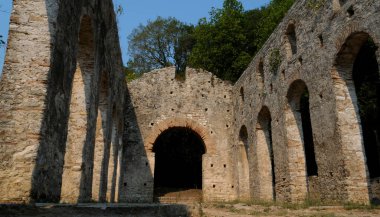 Arnavutluk 'un Butrint Ulusal Parkı' ndaki Büyük Bazilika kalıntıları. Butrint Life 'daki Triconch Sarayı tarihi ortaçağ Venedik Kulesi' nin sarayındaki tarihi bir Roma evinin ölümü. Yüksek kalite