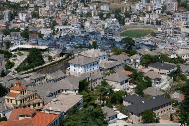 Güney Arnavutluk 'un Cirokaster kenti. Eski Şehir, UNESCO 'nun Dünya Mirası Bölgesi' dir. Mimari Binaların Kapanışı.