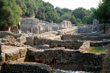 Arnavutluk 'un Butrint Ulusal Parkı' ndaki Büyük Bazilika kalıntıları. Butrint Life 'daki Triconch Sarayı tarihi ortaçağ Venedik Kulesi' nin sarayındaki tarihi bir Roma evinin ölümü. Yüksek kalite