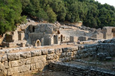 Arnavutluk 'un Butrint Ulusal Parkı' ndaki Büyük Bazilika kalıntıları. Butrint Life 'daki Triconch Sarayı tarihi ortaçağ Venedik Kulesi' nin sarayındaki tarihi bir Roma evinin ölümü. Yüksek kalite