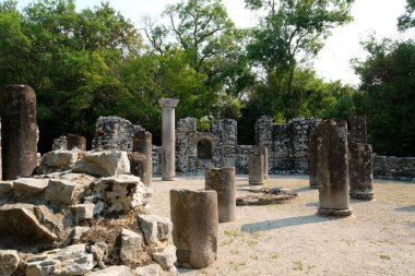 Arnavutluk 'un Butrint Ulusal Parkı' ndaki Büyük Bazilika kalıntıları. Butrint Life 'daki Triconch Sarayı tarihi ortaçağ Venedik Kulesi' nin sarayındaki tarihi bir Roma evinin ölümü. Yüksek kalite