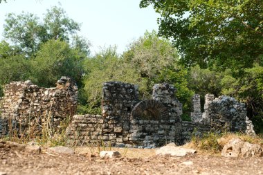 Arnavutluk 'un Butrint Ulusal Parkı' ndaki Büyük Bazilika kalıntıları. Butrint Life 'daki Triconch Sarayı tarihi ortaçağ Venedik Kulesi' nin sarayındaki tarihi bir Roma evinin ölümü. Yüksek kalite