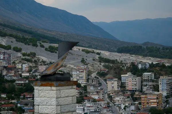 Güney Arnavutluk 'un Cirokaster kenti. Eski Şehir, UNESCO 'nun Dünya Mirası Bölgesi' dir. Mimari Binaların Kapanışı.