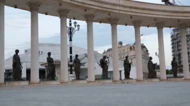 Makedonya 'nın kuzeyindeki Üsküp kentinde seyahat yürüyüşleri yapan müzelerin merkezindeki binalar görülüyor. Kuzey Makedonya 'daki Vardar Nehri çevresindeki yeni ve tarihi binalar. Üsküp