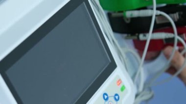 Bir doktorun ellerinde kalp kardiyogramı. Kardiyolog elektrokardiyografın tanıklığını inceliyor..