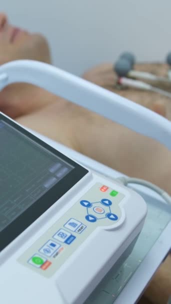 Kardiogram Serca Rękach Lekarza Bliska Kardiolog Bada Zeznania Elektrokardiografu — Wideo stockowe