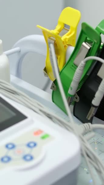 Bir Doktorun Ellerinde Kalp Kardiyogramı Kardiyolog Elektrokardiyografın Tanıklığını Inceliyor — Stok video