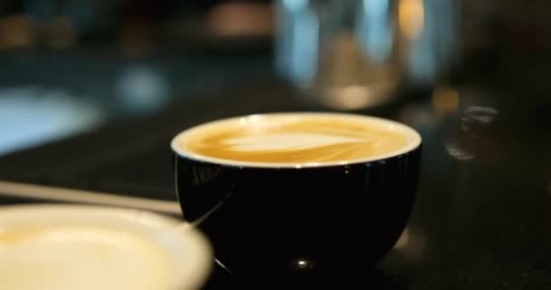 Kahve Baristası Ağır Ağır Kahve Sanatı Yüksek Kalite Görüntü — Stok video