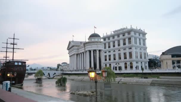 Makedonya Nın Kuzeyindeki Üsküp Kentinde Seyahat Yürüyüşleri Yapan Müzelerin Merkezindeki — Stok video