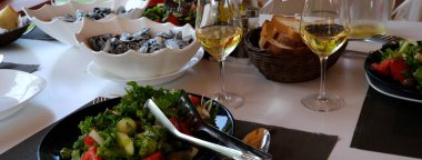 İnsanlar sofrada güzel deniz ürünleri ve beyaz şarap yiyor. Yüksek kalite fotoğraf