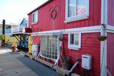 Victoria British Columbia rıhtımında balıkçılar, Fishermans Wharf House Boat Homes, Vancouver Adası 'nda tekne ve yatlar, İç Liman' daki Fishermans Wharf Marina 'da. Victoria BC Kanada 03.23