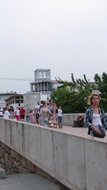 马其顿首都斯科普里的北马其顿吸引了位于旅游步行博物馆中心的建筑物 Vardar河周围的新的历史性建筑 斯科普里11 2023 — 图库视频影像