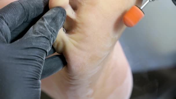 Profesyonel Güzellik Uzmanlarının Elleri Müşteri Tırnaklarında Elektrikli Matkap Ile Çalışıyor — Stok video
