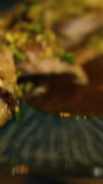 Kıtır kıtır bir tabakta kızartılmış bir balık parçası. Yüksek kalite 4k görüntü