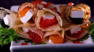 Kırmızı ve siyah havyar Feta peyniri bir restoranda lezzetli bir meze servisi yapıyor. Yüksek kalite 4k görüntü