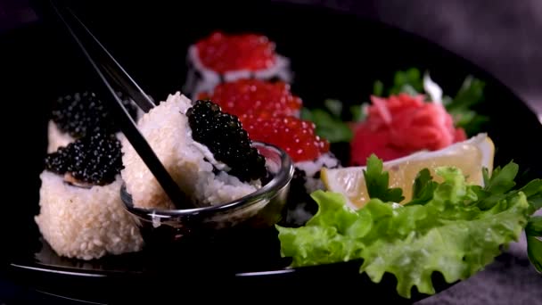 Close Van Uramaki Sushi Broodjes Met Rode Kaviaar Zalm Tonijn — Stockvideo