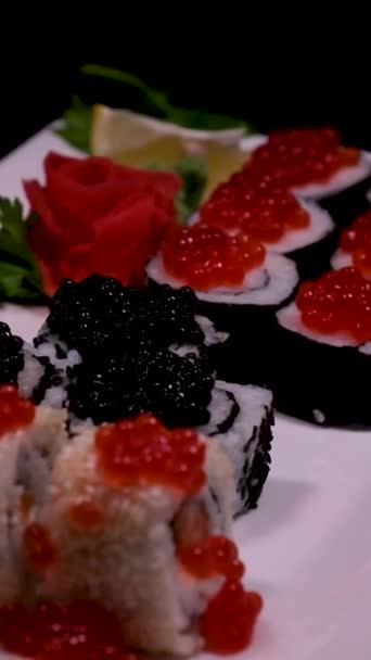Siyah Zemin Üzerinde Kırmızı Havyar Somon Ton Balığı Salatalık Avokado — Stok video