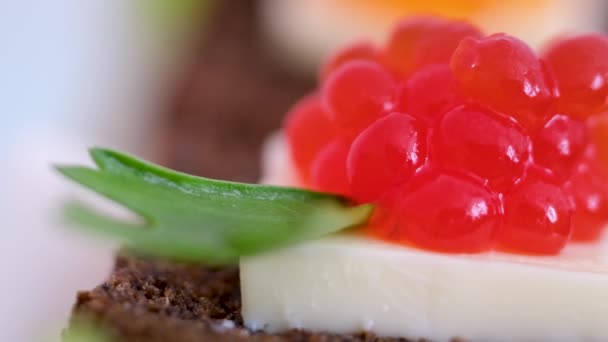 Sanduíches Com Caviar Vermelho Preto Pão Branco Preto Imagens Alta — Vídeo de Stock