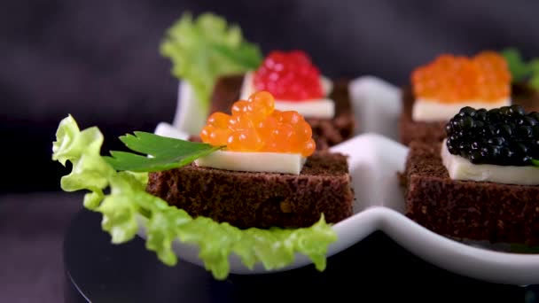 白と黒のパンに赤と黒のキャビアが付いているサンドイッチ 高品質の4K映像 — ストック動画