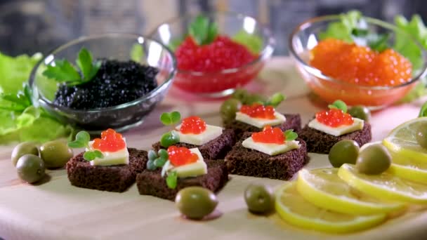 Broodjes Met Rode Zwarte Kaviaar Wit Borodino Brood Hoge Kwaliteit — Stockvideo