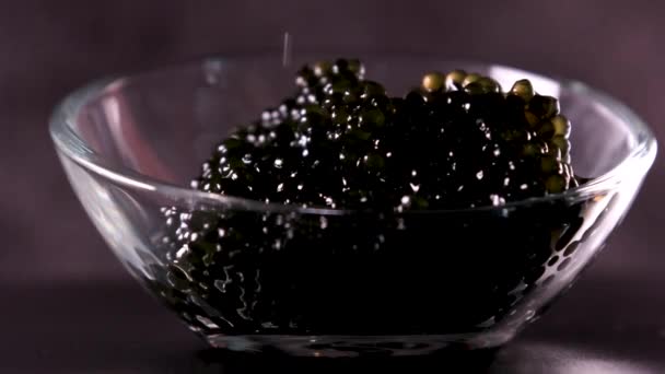 Μαύρο Χαβιάρι Λευκό Πιάτο Ελιές Και Λεμόνι Μαύρο Φόντο Υψηλής — Αρχείο Βίντεο