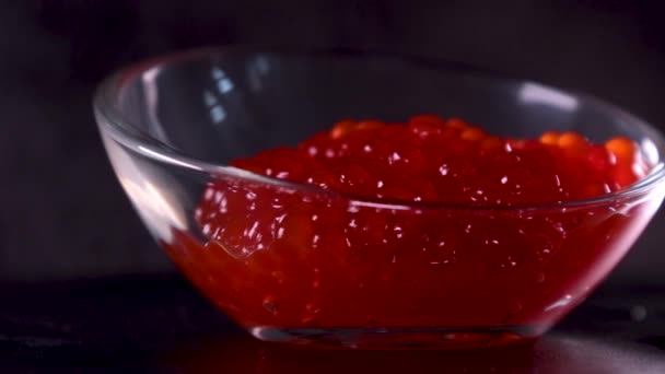 Colocando Caviar Vermelho Com Colher Taça Vidro Close Ovelhas Laranja — Vídeo de Stock