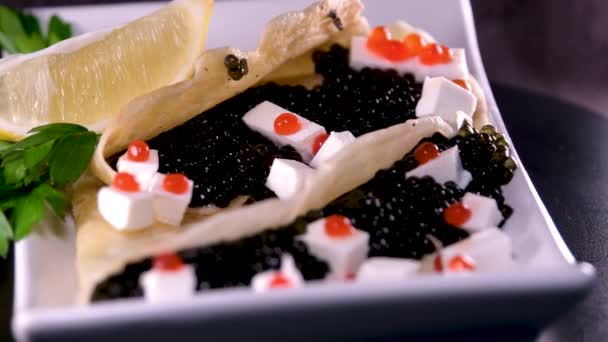 Kaviar Merah Dan Hitam Keju Feta Menyajikan Hidangan Hidangan Pembuka — Stok Video