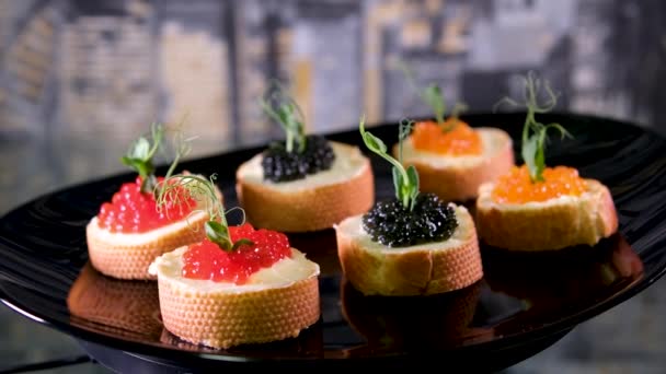 Sanduíches Com Caviar Vermelho Preto Sobre Pão Branco Borodino Imagens — Vídeo de Stock