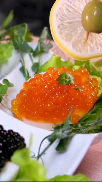 Und Schwarzer Kaviar Zur Zubereitung Von Booten Aus Zitrone Auf — Stockvideo
