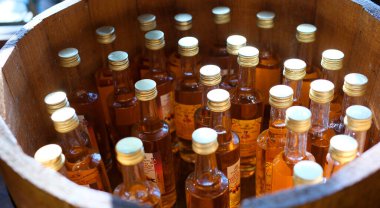 Güzel bir alkollü içki servisi Şarap fıçısında şarap konyağı