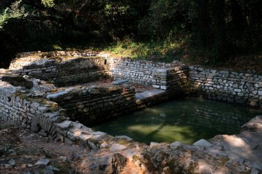 Arnavutluk 'un Butrint Ulusal Parkı' ndaki Büyük Bazilika kalıntıları. Butrint Life 'daki Triconch Sarayı tarihi ortaçağ Venedik Kulesi' nin sarayındaki tarihi bir Roma evinin ölümü. Yüksek kalite