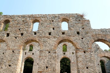 Arnavutluk 'un Butrint Ulusal Parkı' ndaki Büyük Bazilika kalıntıları. Butrint Life 'daki Triconch Sarayı tarihi ortaçağ Venedik Kulesi' nin sarayındaki tarihi bir Roma evinin ölümü. Yüksek kalite