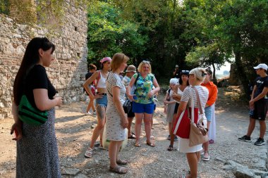 Turist Gezi Rehberi. İnsanlar hakkında yeni bilgiler. Butrint Life 'daki Triconch Sarayı tarihi ortaçağ Venedik Kulesi' nin sarayındaki tarihi bir Roma evinin ölümü. Arnavutluk 09.09.2023