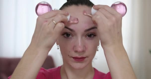 Kozmetik Uzmanı Spa Salonunda Yüzüne Beyaz Bir Maske Takıyor Vücut — Stok video