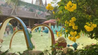 Phu Quoc Adası 'ndaki VinWonders Tema Parkı' nda Rüya Sarayı. Vininci, VinWonders Nam Hoi An, Quang Nam Palmiyeleri hız treni VinWonders Phu Quoc, Vietnam 03.26.2024