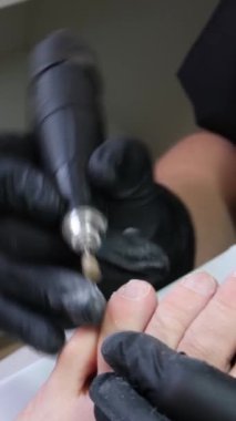 Sağlık, estetik ve ayak estetiği için pedikür ve pediatri ile estetik ve tırnakların estetik merkezinde neşter, dosya ve krem ile tam tedavisiyle. Yüksek kalite 4k görüntü