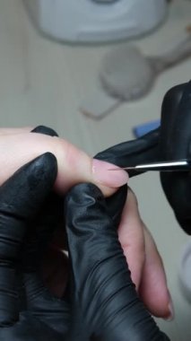 Sağlık, estetik ve ayak estetiği için pedikür ve pediatri ile estetik ve tırnakların estetik merkezinde neşter, dosya ve krem ile tam tedavisiyle. Yüksek kalite 4k görüntü