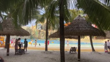 Phu Quoc Adası 'ndaki VinWonders Tema Parkı' nda Rüya Sarayı. Vininci, VinWonders Nam Hoi An, Quang Nam Palmiyeleri hız treni VinWonders Phu Quoc, Vietnam 03.26.2024