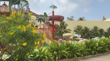 Phu Quoc Adası 'ndaki VinWonders Tema Parkı' nda Rüya Sarayı. Vininci, VinWonders Nam Hoi An, Quang Nam Palmiyeleri hız treni VinWonders Phu Quoc, Vietnam 03.26.2024