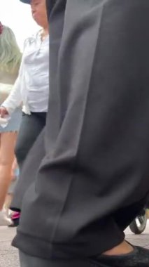 Vietnam 'da büyük bir şehirde kutlama. Sokakta zarif kostümlerle yürüyen aile fertleri, tatil günlerinde Nguyen Hue caddesinde ay Vietnam' da bir bayram günü geçirirler. 02.10.10.2024